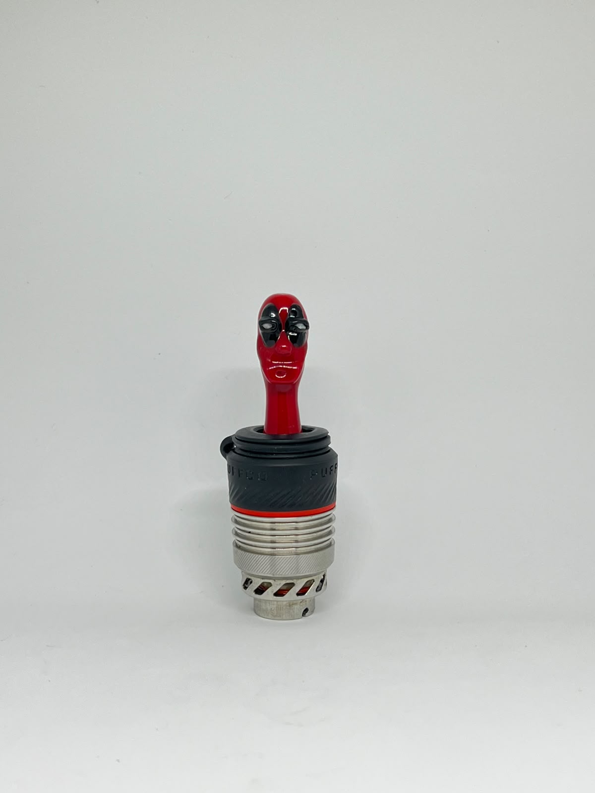 Pufflab Deadpool Ball Cap Artístico Vermelho e Preto para Puffco Muse — Puff Suite Brasil