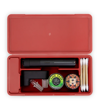 Puffco Travel Case aberto mostrando interior em silicone com compartimentos